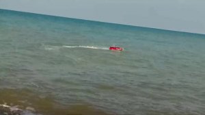 прикормочный кораблик на море