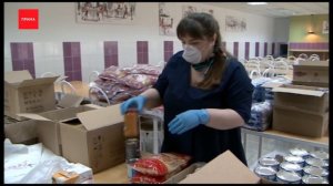 Школьникам начали выдавать продуктовые наборы