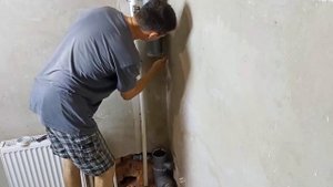 МОНТАЖ ТРОЙНИКА В КАНАЛИЗАЦИОННЫЙ СТОЯК - все этапы работы #стояк #врезка #установка #монтаж
