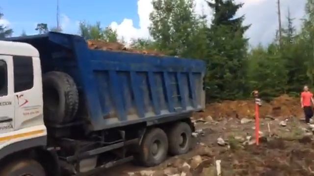 Процесс отсыпки боем бетона дороги в Лупполово смотреть онлайн