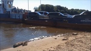 Паром сел на мель на левом берегу.