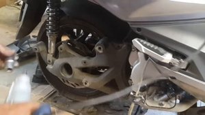 Sym GTS 300i Rear wheel removal