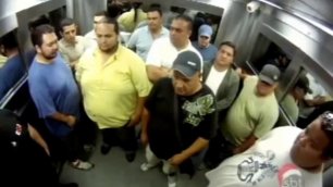 Группы людей в лифте Пранк