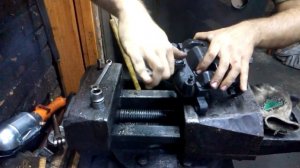 Достаём заклинивший поршень из двухпоршневого суппорта