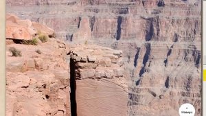 Земля гигантский выработанный карьер.