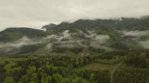 Где-то в Австрии. Горы и облака. Ландшавты с дрона.