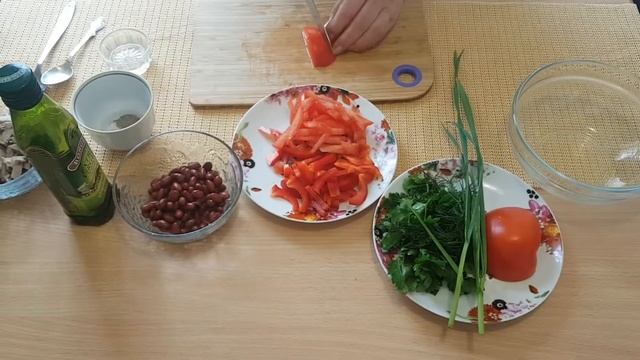 Остренький салат с мясом и фасолью смотреть онлайн