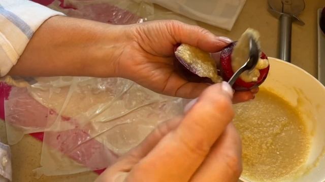 Мешочки с марципаном и сливой. Десерт из теста фило