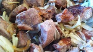 Тушеная свинина с помидорами и болгарским перцем