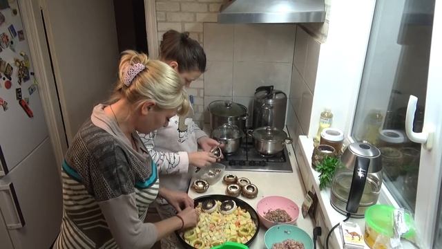 Ну очень вкусно, кабачки грибы фарш, попробуй пальчики оближешь, Шаповаловы влог кухня