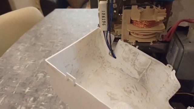 Встраиваемая СВЧ BOSCH BFL 634 дымит при включении! смотреть онлайн