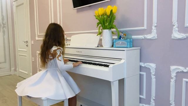 Музыка.Фортепиано.Дети играют.Менуэт ре минор, Бах.
