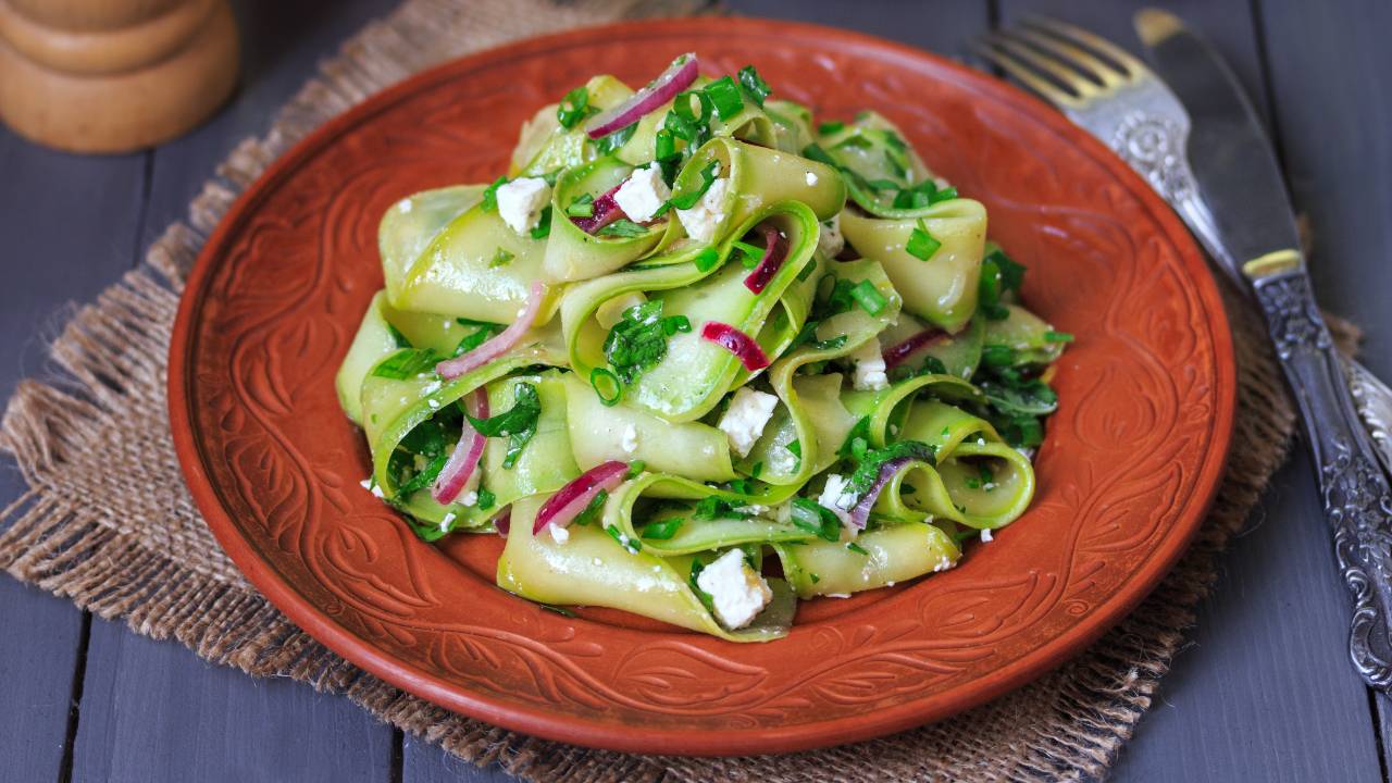 🥗 Салат из молодых кабачков с сыром фета — видео рецепт