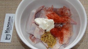 Куриные крылья с луком и сливами в духовке