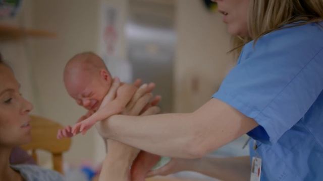 Huggies® Diapers - "Miracle Hugs" - No Baby Unhugged Initiative смотреть онлайн