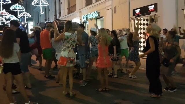 Ялта, Август!!! На улице Танцуют все!!! смотреть онлайн