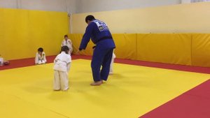 Дзюдо - дети (3 года).  Отрабатываем подсечки.