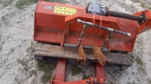 Палетные вилы в работе на минитракторе