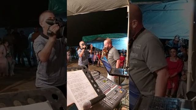 Гость из России играет на саксафоне на лезгинской свадьбе. смотреть онлайн