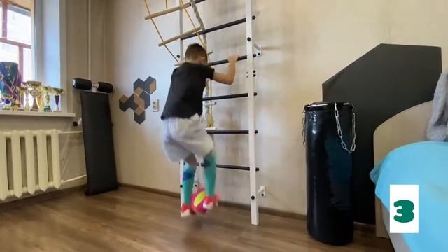 Шведская Стенка: Упражнение с мягким мячом для детей