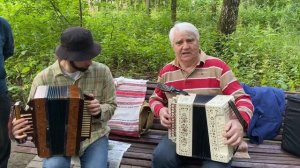 "На старинном Варшавском Вокзале" - поёт генерал, гармонист Василий Александрович Юрьев.