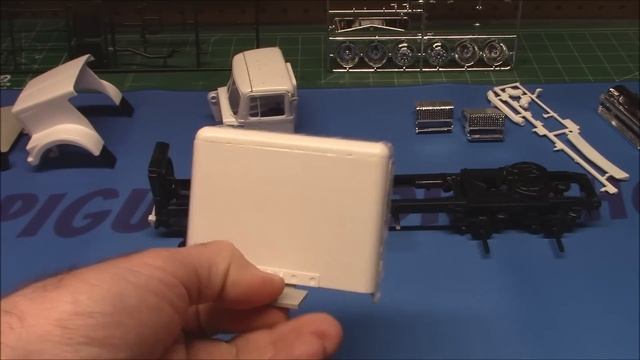 White Western Star 4964 Cummins Turbo Diesel Semi Tractor 1/24 Scale Model Kit How To Assemble Pain смотреть онлайн