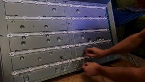 Проверка подсветки телевизора LG 42LA при помощи обычных батареек крона.