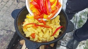 Жаркое! (картошка+свинина+говядина+перец+помидоры+лук+морковь всё в казане)