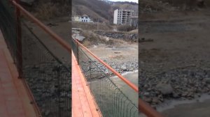 Идем по новой кладке в аул Каменномост из г. Карачаевск через реку Кубань. 14 января 2022 год.