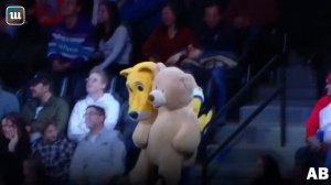 Маскот клуба НБА подарил болельщице большого плюшевого медведя.