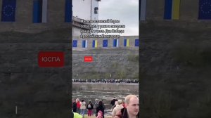 Жители эстонской Нарвы собрались у реки смотреть концерт в честь Дня Победы в российском Ивангороде