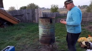 Простой мусоросжигатель из бочки.