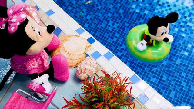 Микки Маус и Минни отдыхают в бассейне! 🌊🤿 Мягкие игрушки в видео для детей смотреть онлайн