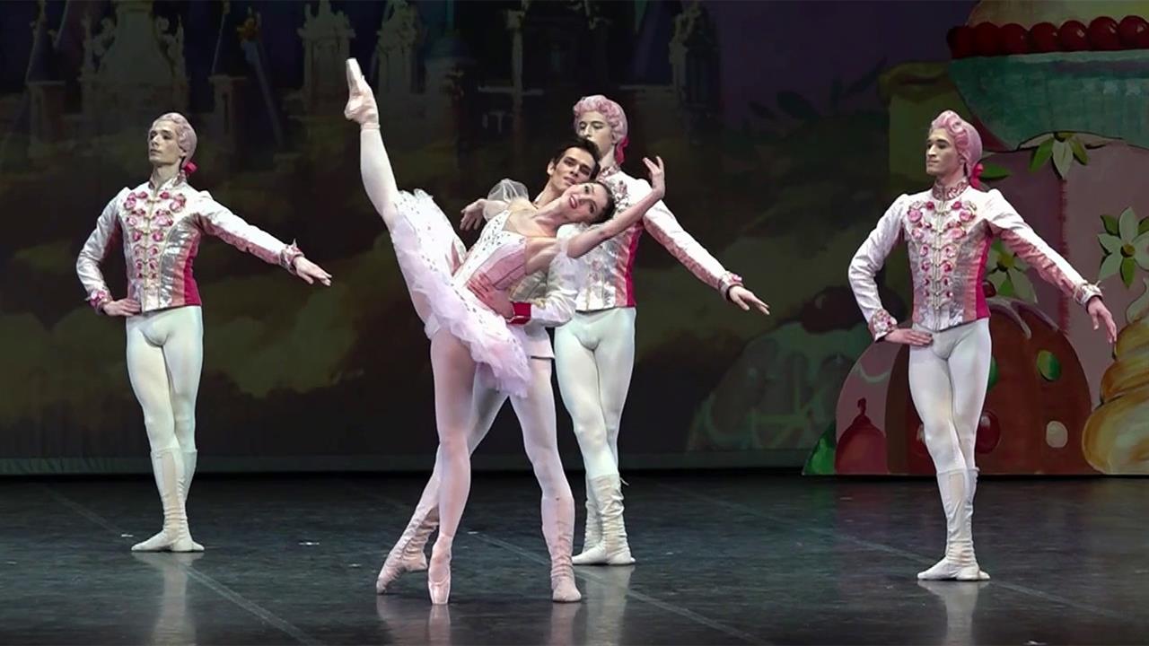 В знаменитом Большом Драматическом театре в Санкт-Петербурге прошли показы балета "Щелкунчик"