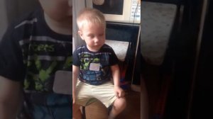 Ребёнок который врёт маме то что он не будет плакать!