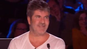 Шоу талантов. Ножом в карту.