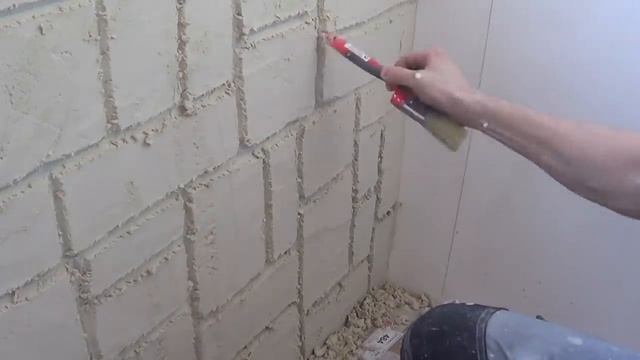 Имитация каменной кладки из плиточного клея на балконе.