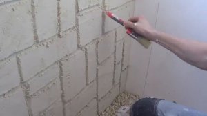 Имитация каменной кладки из плиточного клея на балконе.