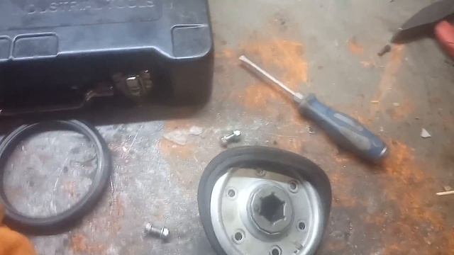 Снегоуборщик не едет,замена фрикционного диска Snow blower does not ride, replacing # friction disc смотреть онлайн