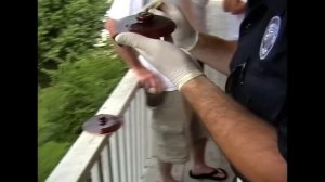 Как снимают отпечатки пальцев американские полицейские