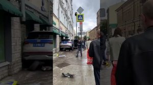 Полицейская машина вылетела на тротуар в центре Москвы