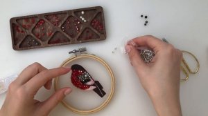 БРОШЬ СНЕГИРЬ из бисера своими руками / Как сделать брошь из бисера / BROOCH TUTORIAL