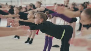 Фрагменты учебно-тренировочных сборов художественных гимнасток.