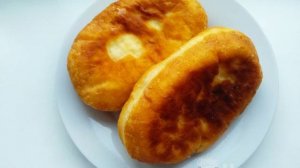 Воздушные пирожки со сливами на сковороде