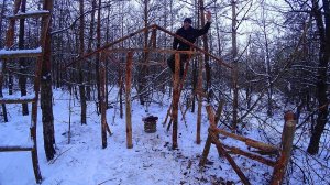 Строю избу в лесу. Сделал каркас из сосны, накрыл крышу СССР линолеумом. Сделал козёл и лестницу.