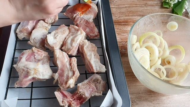 Рёбрышки на решетке в духовке.