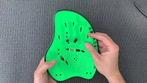 How to strap up your arena Swimming Hand Paddles