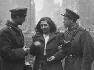 НЕМКИ ДУМАЛИ ЧТО ИХ ПРИШЛИ БРАТЬ СИЛОЙ, И СРАЗУ ЛОЖИЛИСЬ НА ДИВАН - Как вели себя наши солдаты?