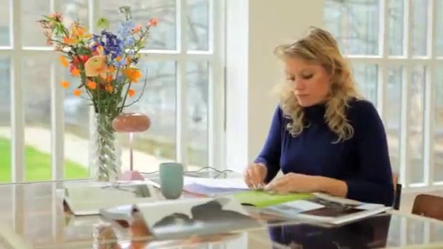 Элегантный витраж и письменный стол собирают солнечную энергию смотреть онлайн