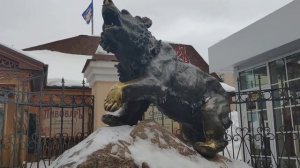 Рычащий памятник медведю в Ярославле